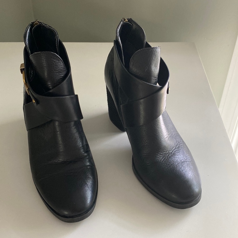 Isola Ladora Bkack Leather Ankle Bootie 9 M